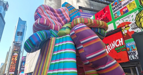 La escultura inflable de Marta Minujín 'La escuela de los sueños', en Times Square, Nueva York, este 8 de noviembre. EFE/SARAH YÁÑEZ RICHARDS