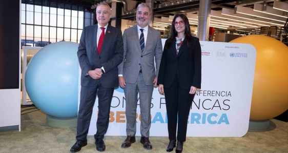 El delegado especial del Estado en el Consorci de la Zona Franca de Barcelona, Pere Navarro; el alcalde de Barcelona, Jaume Collboni; y la presidenta de la Asociación de Zonas Francas de las Américas, Claudia Pellerano, este jueves. CZFB