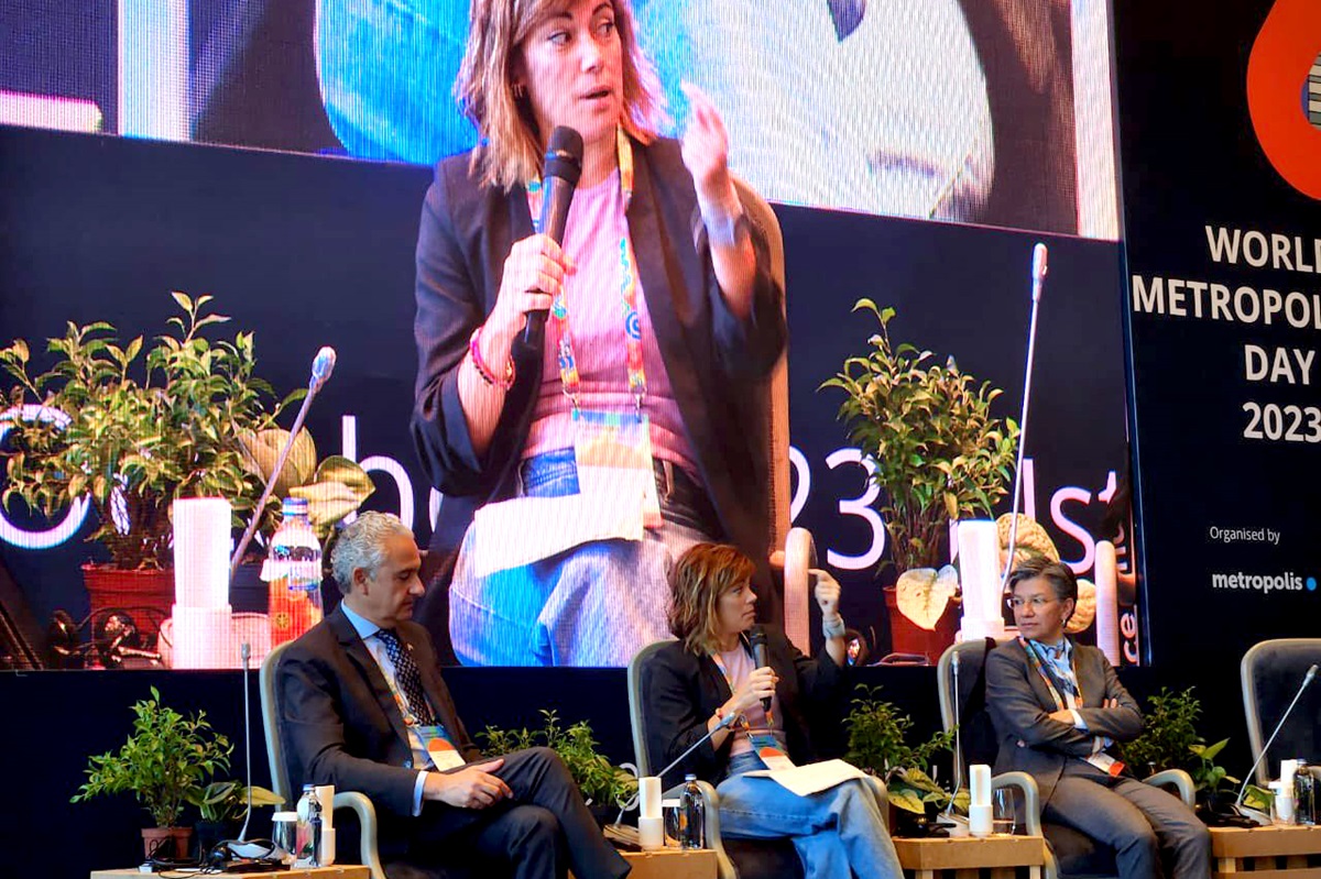 Elisenda Alamany (centro), vicepresidenta del Área Internacional y Metrópolis Digital de AMB, en el World Metropolitan Day, Estambul, octubre 2023. AMB