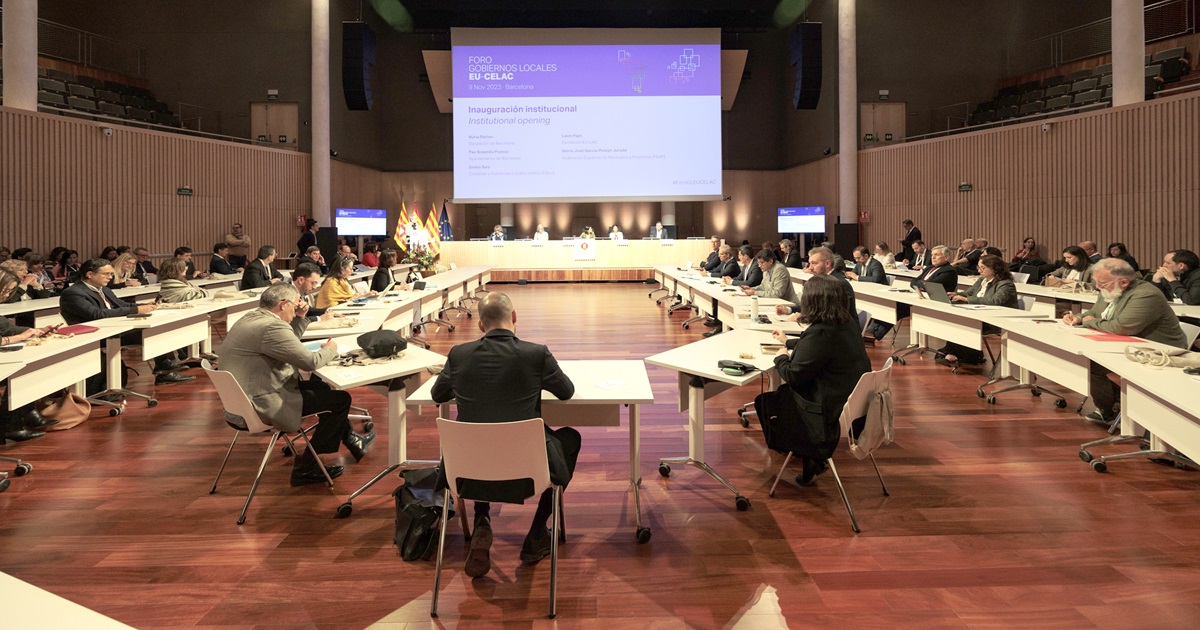 La sesión inaugural del Foro Gobiernos Locales UE-CELAC, este jueves, en la Escuela Industrial de Barcelona. DIPUTACIÓN DE BARCELONA
