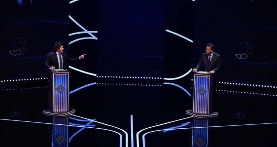 Javier Milei y Sergio Massa, candidatos a la presidencia de Argentina, en el debate celebrado el pasado 12 de noviembre. EFE/LUIS ROBAYO/POOL