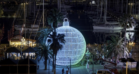 El Port Vell de Barcelona, donde la Navidad trae un mercado y luces de colores. BARCELONA TURISME