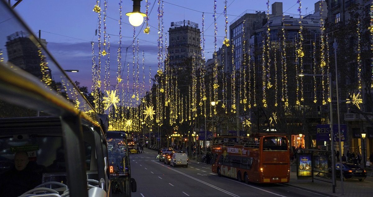 El Paseo de Gracia de Barcelona, con las luces de Navidad. BARCELONA TURISME