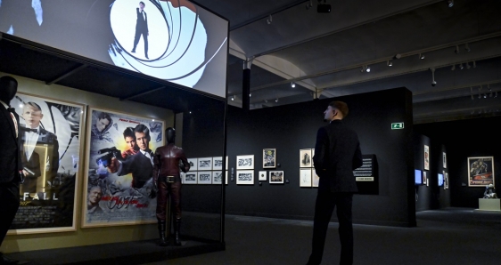 Vista de la exposición 'Top secret. Cine y espionaje', en el centro CaixaForum de Barcelona. FUNDACIÓN ”LA CAIXA”
