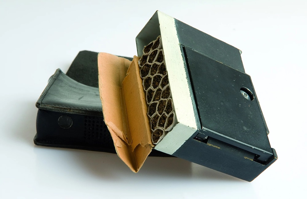 Minicámara fotográfica Tessina escondida en un paquete de cigarros, utilizada en la Guerra Fría. DGSE- Ministère des Armées, Francia.