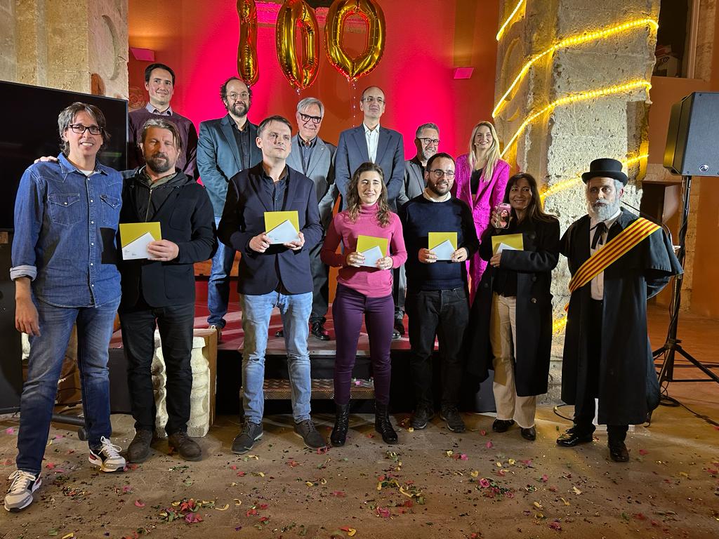Laureano Debat (tercero izq.), con el resto de galardonados en la 36 edición de los Premios Mañé i Flaquer, este viernes, en Torredembarra. ANNA F./AYUNTAMIENTO DE TORREDEMBARRA