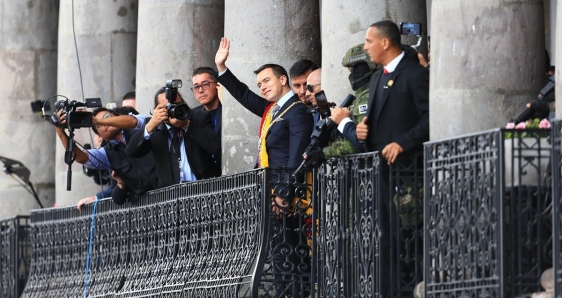 El presidente de Ecuador, Daniel Noboa, saluda desde el Palacio de Gobierno, en Quito, este 23 de noviembre. EFE/JULIO ESTRELLA