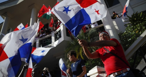 Ciudadanos celebran en Ciudad de Panamá la decisión de la Corte Suprema de tumbar el contrato minero, este 28 de noviembre. EFE/BIENVENIDO VELASCO