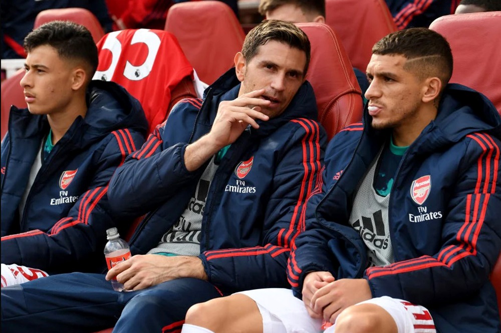 Emiliano Dibu Martinez con Lucas Torreira, en el banquillo del Arsenal, en 2019. DAVID PRICE