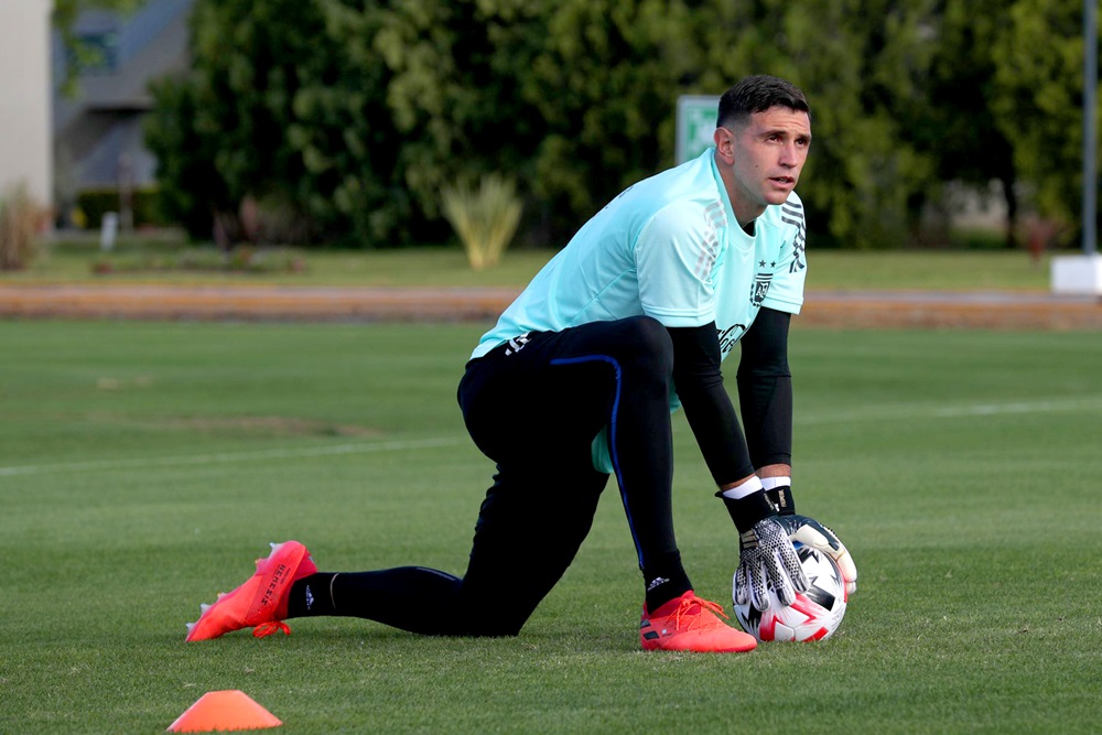 El portero de fútbol Emiliano Dibu Martinez, entrenando con la selección Argentina, en 2020. AFA