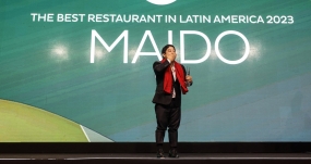 El chef del restaurante Maido de Perú, Mitsuharu Tsumura, recibe el premio como mejor restaurante de América Latina, en Río de Janeiro, este martes. EFE/ANTONIO LACERDA