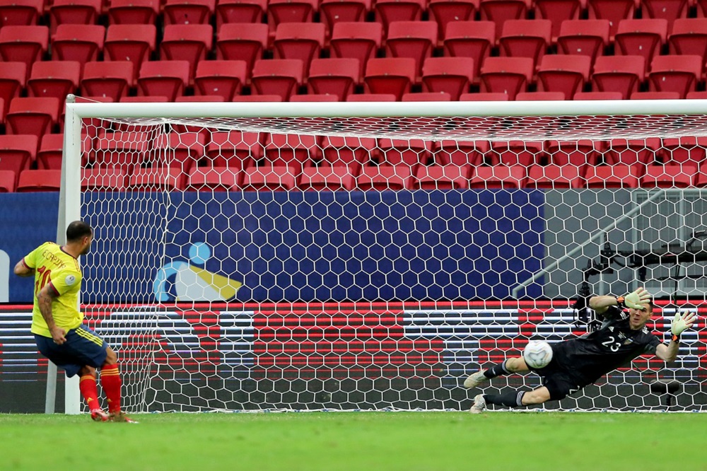 Dibu Martínez para penalti de Edwin Cardona en el Argentina Colombia de la Copa América 2021. AFA/HEULER ANDREY