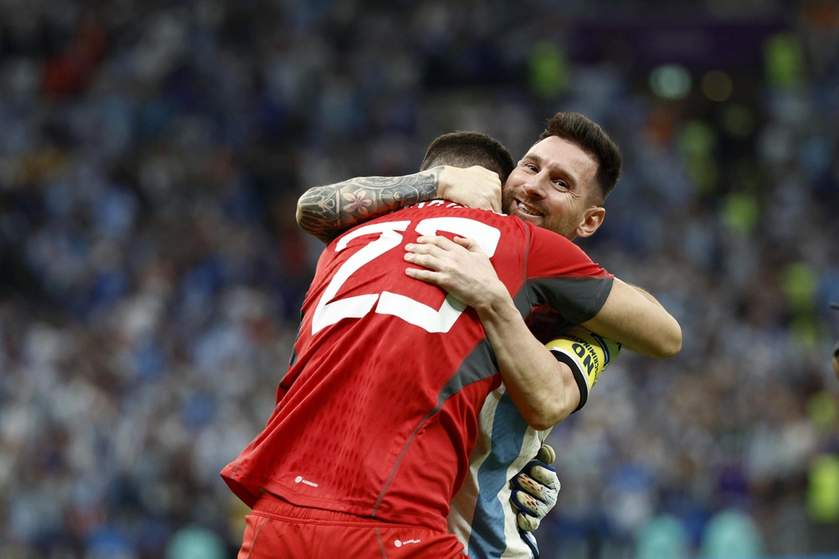 Messi y Dibu Martínez se abrazan en el Argentina Países Bajos del Mundial de Qatar, 9 de diciembre 2022. EFE/RODRIGO JIMÉNEZ