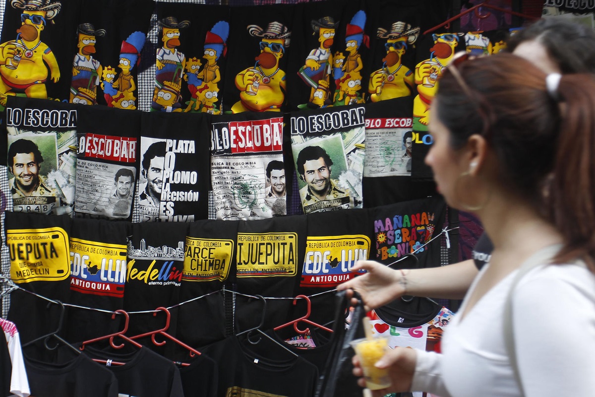 Camisetas con la imagen del narcotraficante Pablo Escobar en Medellín,  Colombia, el 28 de noviembre. EFE/LUIS EDUARDO NORIEGA
