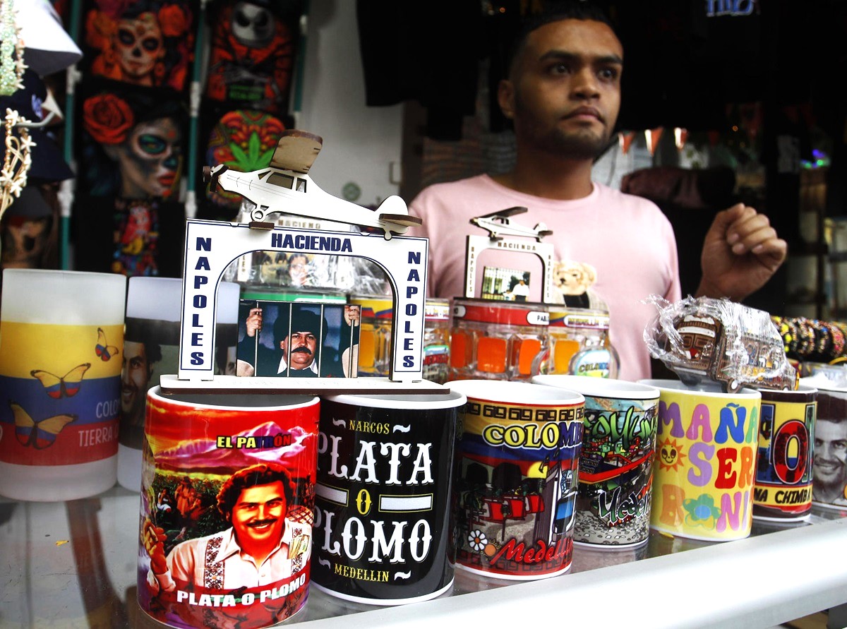 Taza con una imagen del narcotraficante colombiano Pablo Escobar en Medellín, 28 de noviembre de 2023. EFE/LUIS EDUARDO NORIEGA