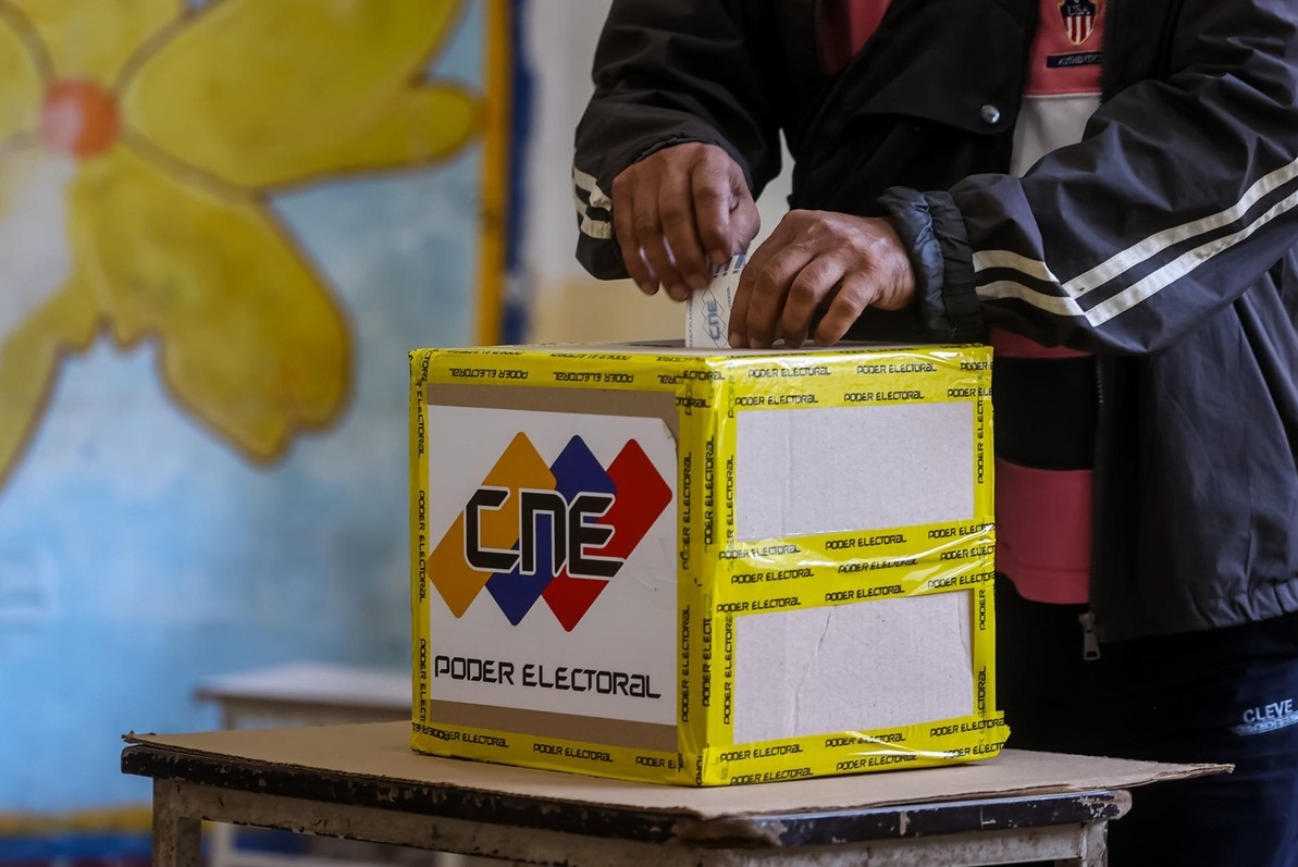 Un hombre vota en el referendo sobre el Esequibo en Caracas, Venezuela, este domingo. EFE/MIGUEL GUTIÉRREZ