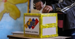 Un hombre vota en el referendo sobre el Esequibo en Caracas, Venezuela, este domingo. EFE/MIGUEL GUTIÉRREZ