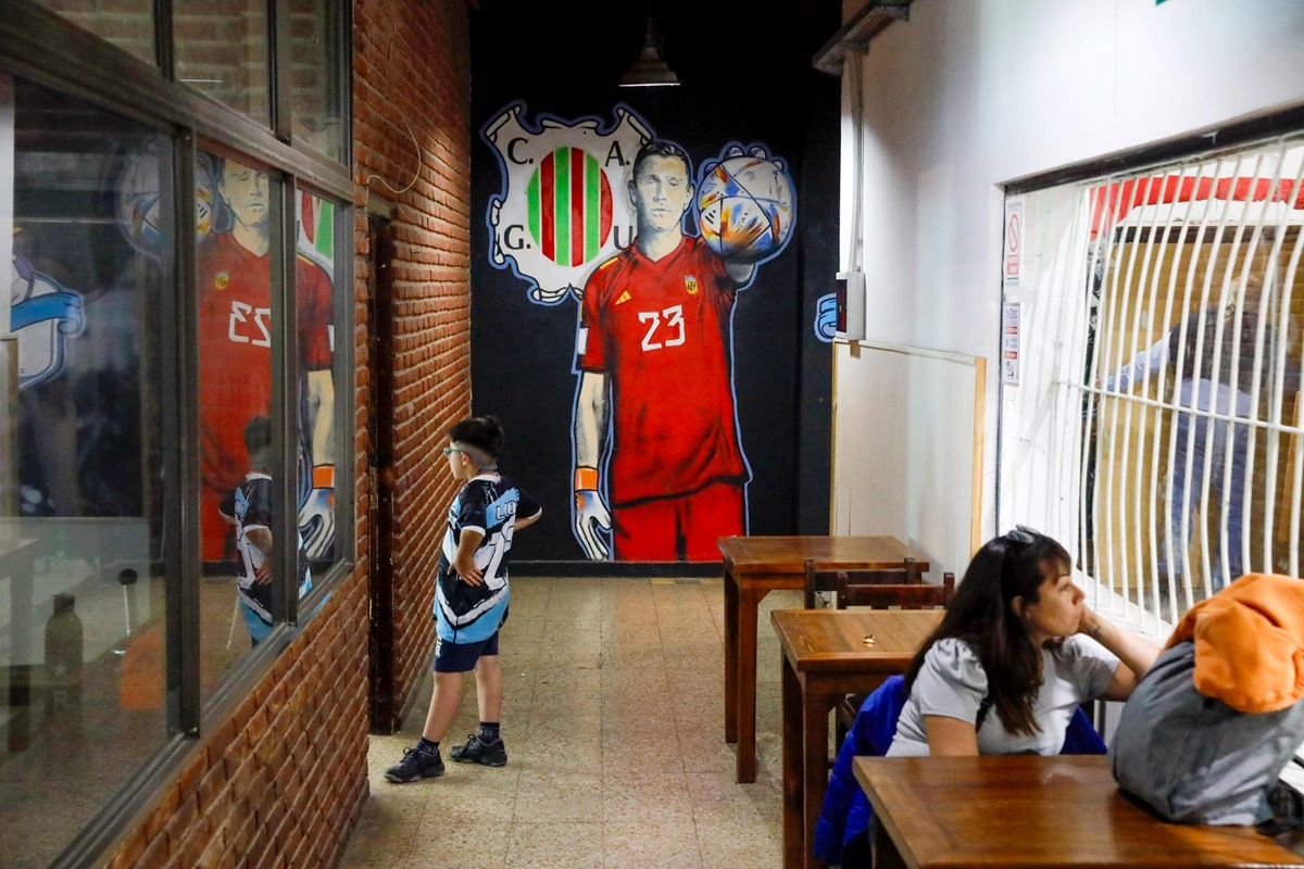 Mural dedicado al arquero Dibu Martínez en el club Urquiza, Mar del Plata, Argentina, 7 de noviembre de 2023. EFE/VICENTE ROBLES