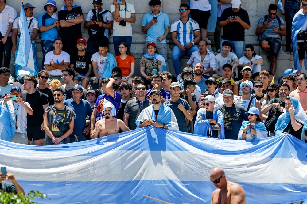 Simpatizantes de Javier Milei durante la ceremonia de investidura en el Congreso de Argentina, Buenos Aires, 10 de diciembre de 2023. EFE/JUAN IGNACIO RONCORONI