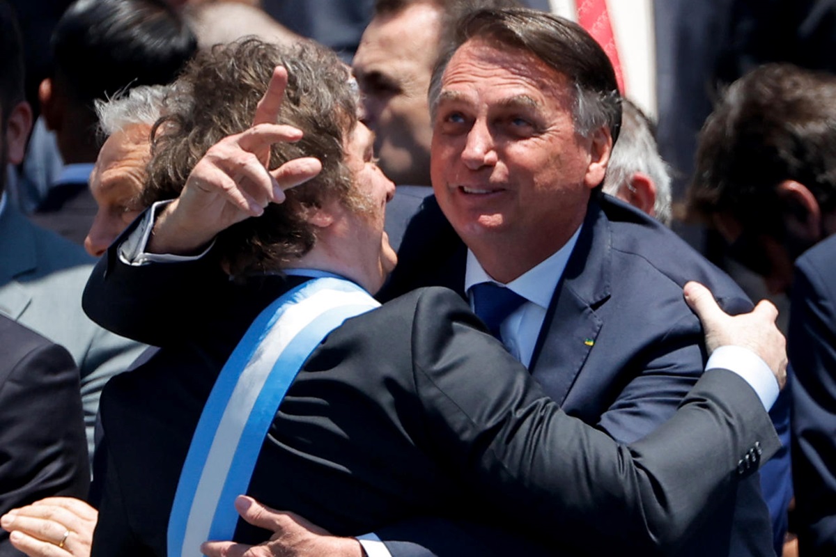 El presidente de Argentina, Javier Milei, con el expresidente de Brasil Jair Bolsonaro, en la ceremonia de investidura, Buenos Aires, 10 de diciembre de 2023. EFE/JUAN IGNACIO RONCORONI 2