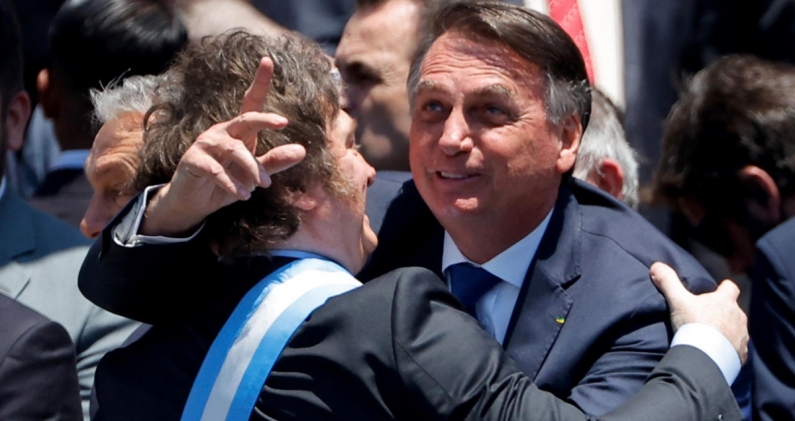 El presidente de Argentina, Javier Milei, con el expresidente de Brasil Jair Bolsonaro, en la ceremonia de investidura, Buenos Aires, 10 de diciembre de 2023. EFE/JUAN IGNACIO RONCORONI