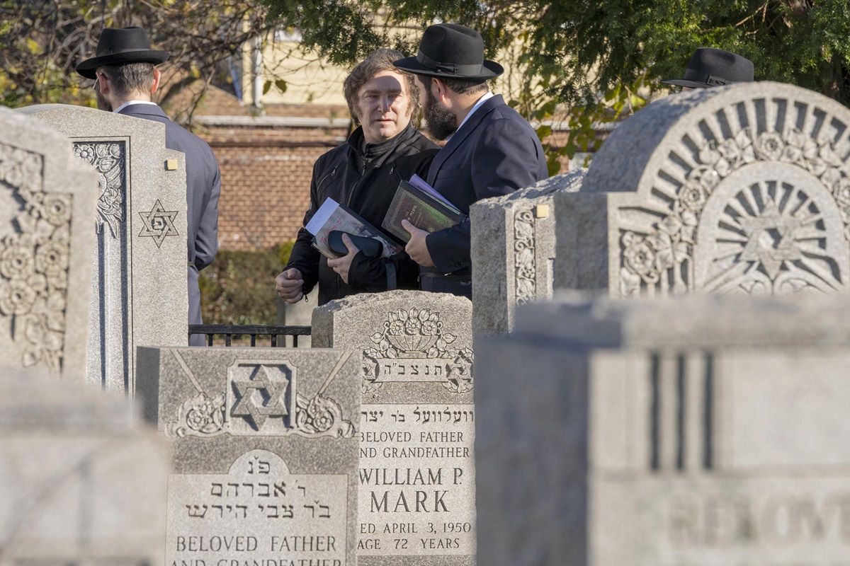 Javier Milei, en el cementerio judío de Montefiore, Nueva York, 27 de noviembre de 2023. EFE/ÁNGEL COLMENARES