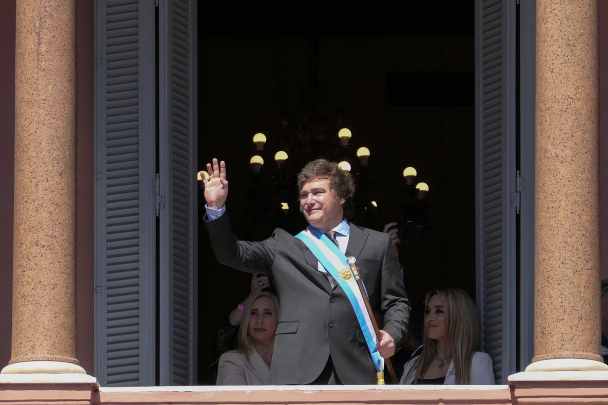 El presidente de Argentina, Javier Milei, saluda desde la Casa Rosada tras su investidura, este domingo, en Buenos Aires. EFE/ENRIQUE GARCÍA MEDINA