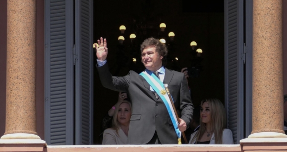 El presidente de Argentina, Javier Milei, saluda desde la Casa Rosada tras su investidura, este domingo, en Buenos Aires. EFE/ENRIQUE GARCÍA MEDINA