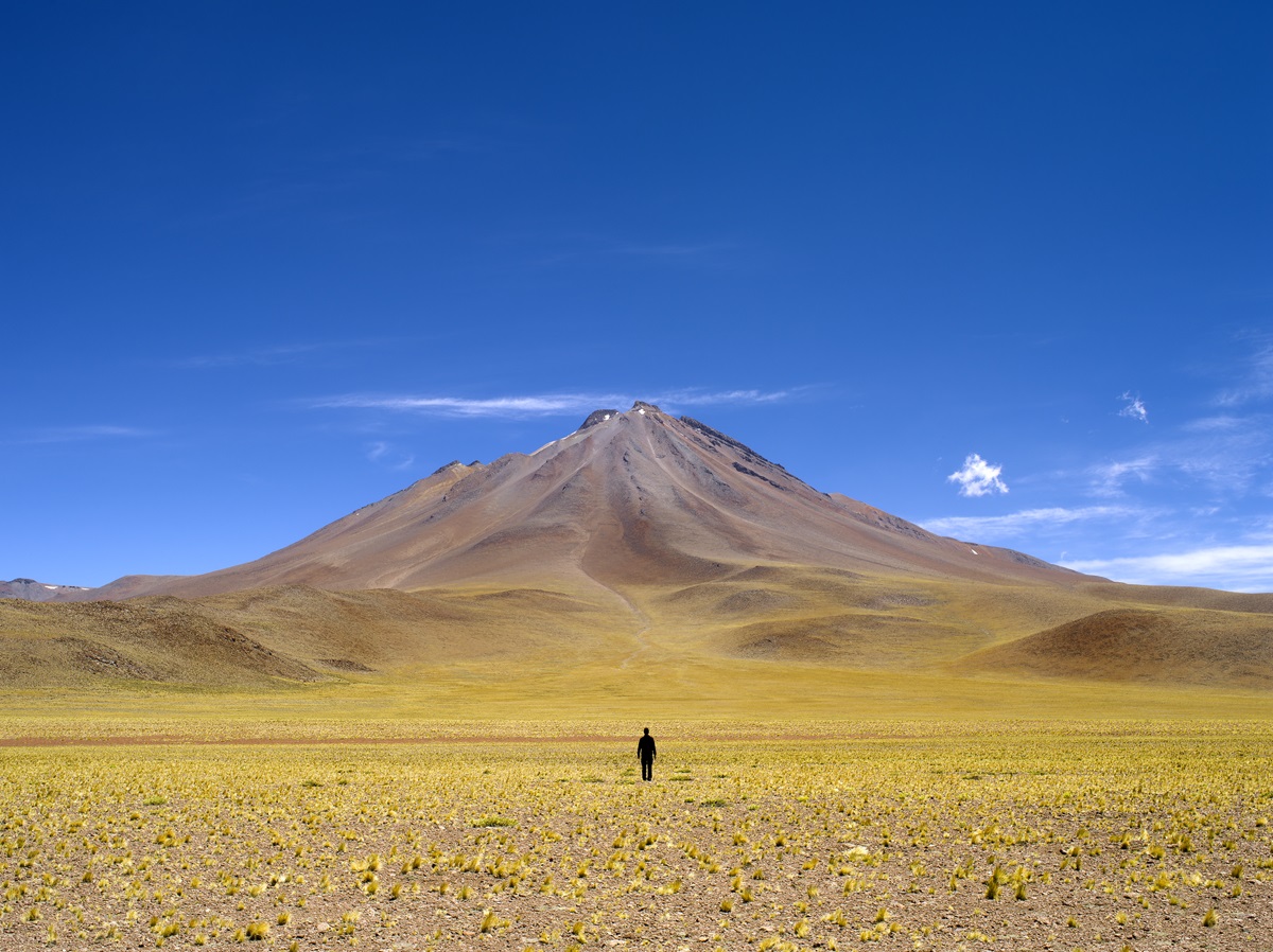 Solo bajo el volcán. Desierto de Atacama, 2014. ALFREDO DE STÉFANO Solo bajo el volcán. Desierto de Atacama, 2014. ALFREDO DE STÉFANO
