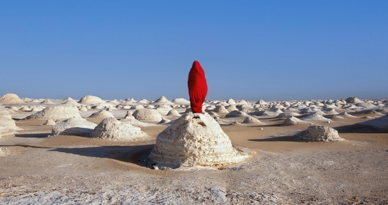 'Momia roja en el desierto blanco'. Sáhara, 2008. ALFREDO DE STÉFANO