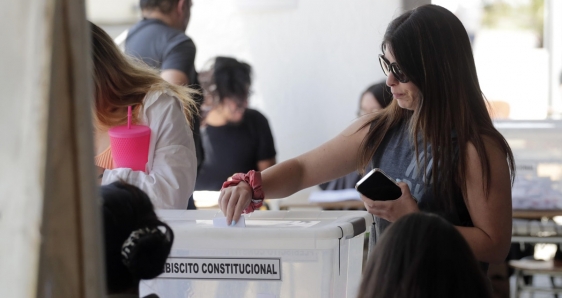 Una mujer vota en el plebiscito constitucional de Chile, en Santiago, este domingo. EFE/ELVIS GONZÁLEZ