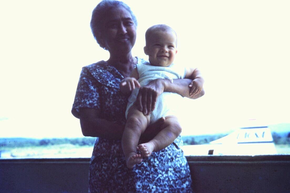 Luis Guillermo Solís, en brazos de su abuela Eugenia Allen Taylor. CORTESÍA ARCHIVO L.G. SOLÍS