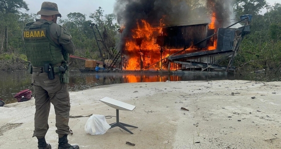 Un fiscal del Instituto Brasileño de Medio Ambiente observa con un satélite una casa en llamas en la Amazonía. EFE/IBAMA