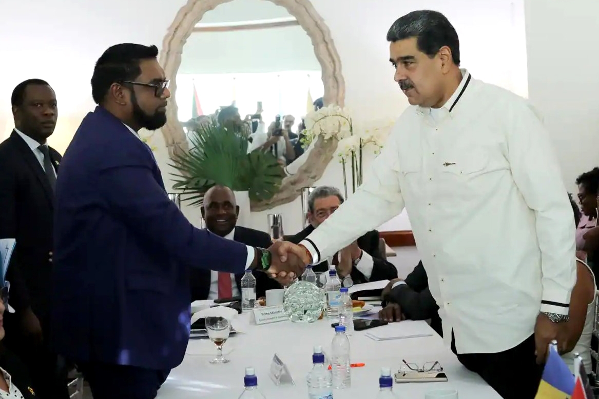 Irfaan Ali y Nicolás Maduro en la cumbre por el Esequibo, en Argyle, el 14 de diciembre de 2023. PRENSA MIRAFLORES Irfaan Ali y Nicolás Maduro en la cumbre por el Esequibo, en Argyle, el 14 de diciembre de 2023. PRENSA MIRAFLORES