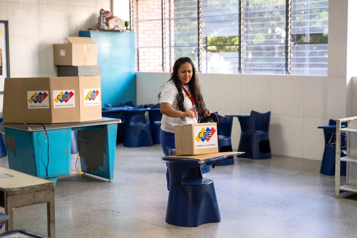 Una mujer vota en el referendo por el Esequibo en Caracas, Venezuela, 3 de diciembre de 2023. EFE/RAYNER PEÑA R.