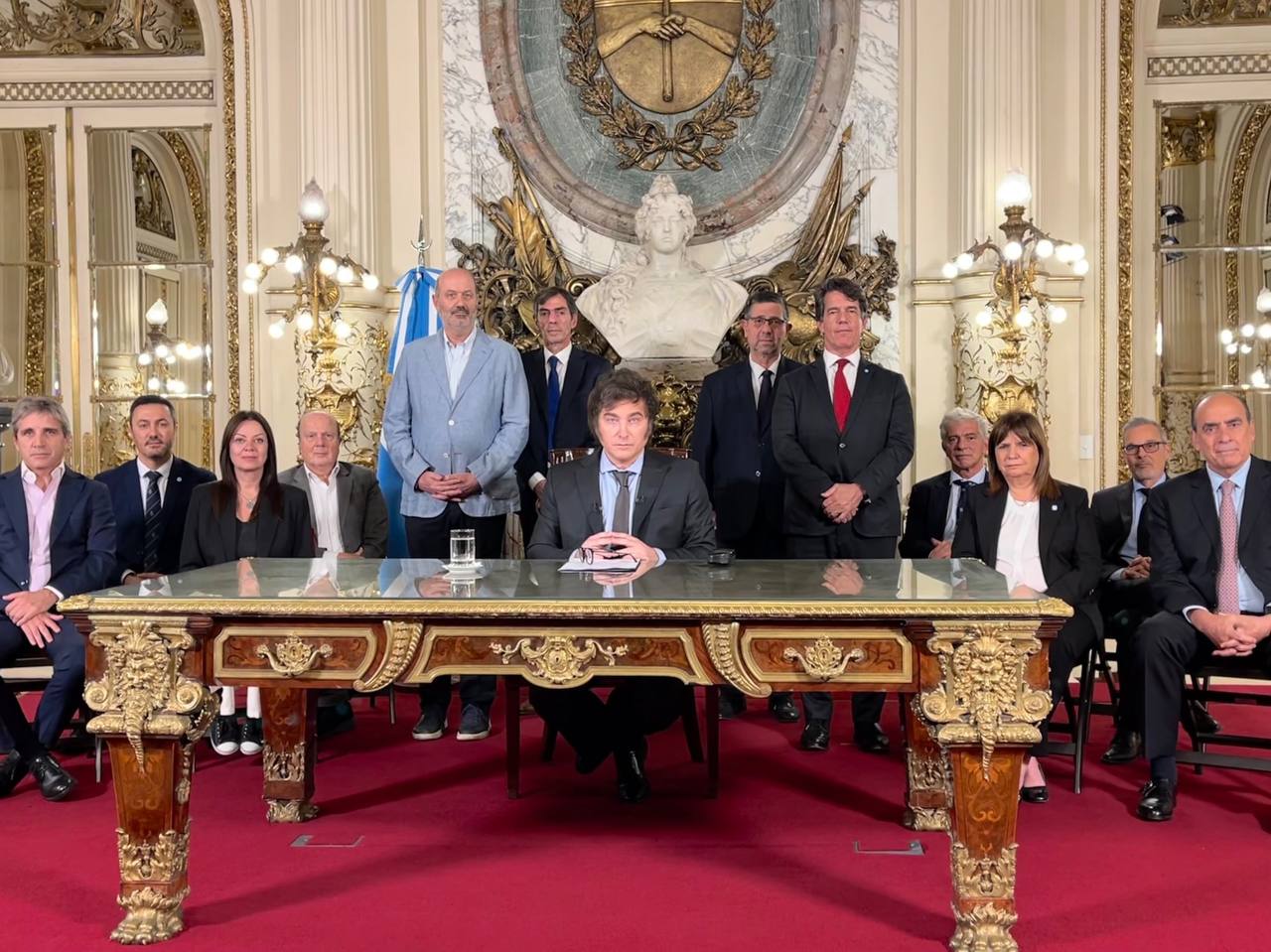 El presidente de Argentina, Javier Milei, con su gabinete, en el anuncio de su plan económico, este 20 de diciembre. PRESIDENCIA DE ARGENTINA