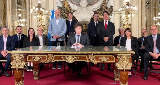 El presidente de Argentina, Javier Milei, con su gabinete, en el anuncio de su plan económico, este 20 de diciembre. PRESIDENCIA DE ARGENTINA