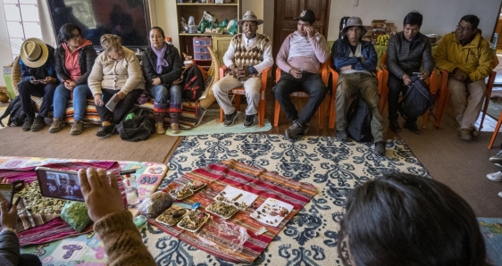 Reunión en la Escuela de Saberes Ancestrales de Achocalla, Bolivia, el 7 de enero. EFE/ESTEBAN BIBA