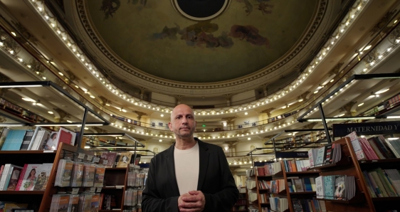 Jorge Carrión, en el Ateneo Grand Splendid de Buenos Aires, en la serie 'Booklovers'. CAIXAFORUM+