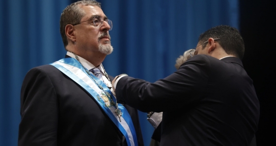 El presidente de Guatemala, Bernardo Arévalo de León, recibe la banda presidencial de manos del presidente del Congreso, Samuel Pérez, este domingo. EFE/DAVID TORO