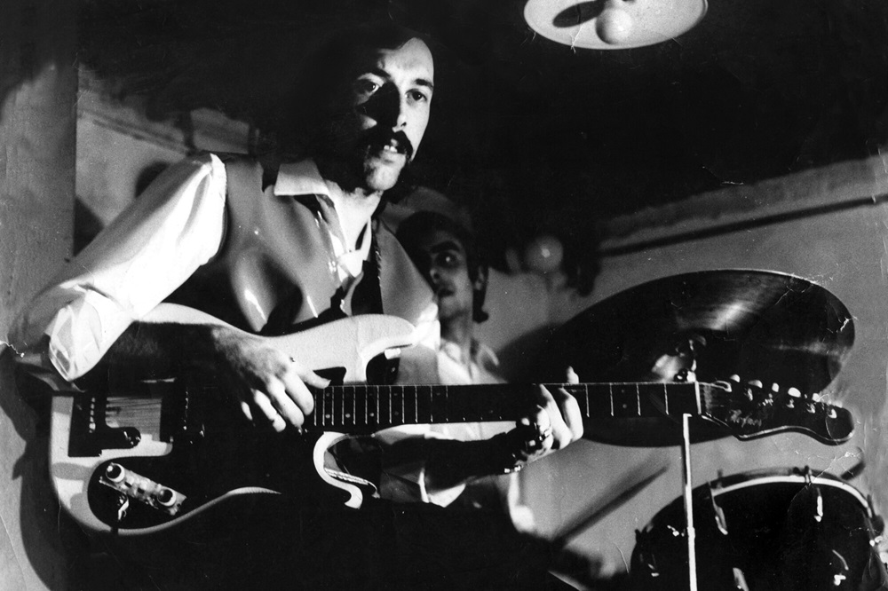 El músico Flaco Barral, en el Teatro Pairo de Buenos Aires, en 1969.