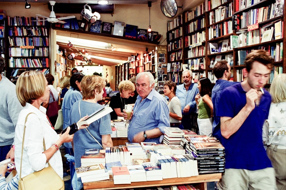 Antonio Dal Masetto, en la librería Notanpuan. ALE GUYOT