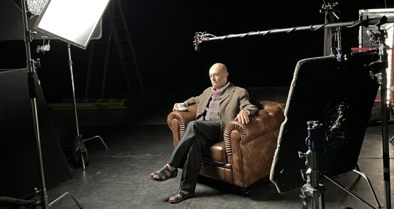 El actor Pepe Viyuela, en el rodaje del documental 'Caleta Palace', de José Antonio Hergueta. MLK PRODUCCIONES