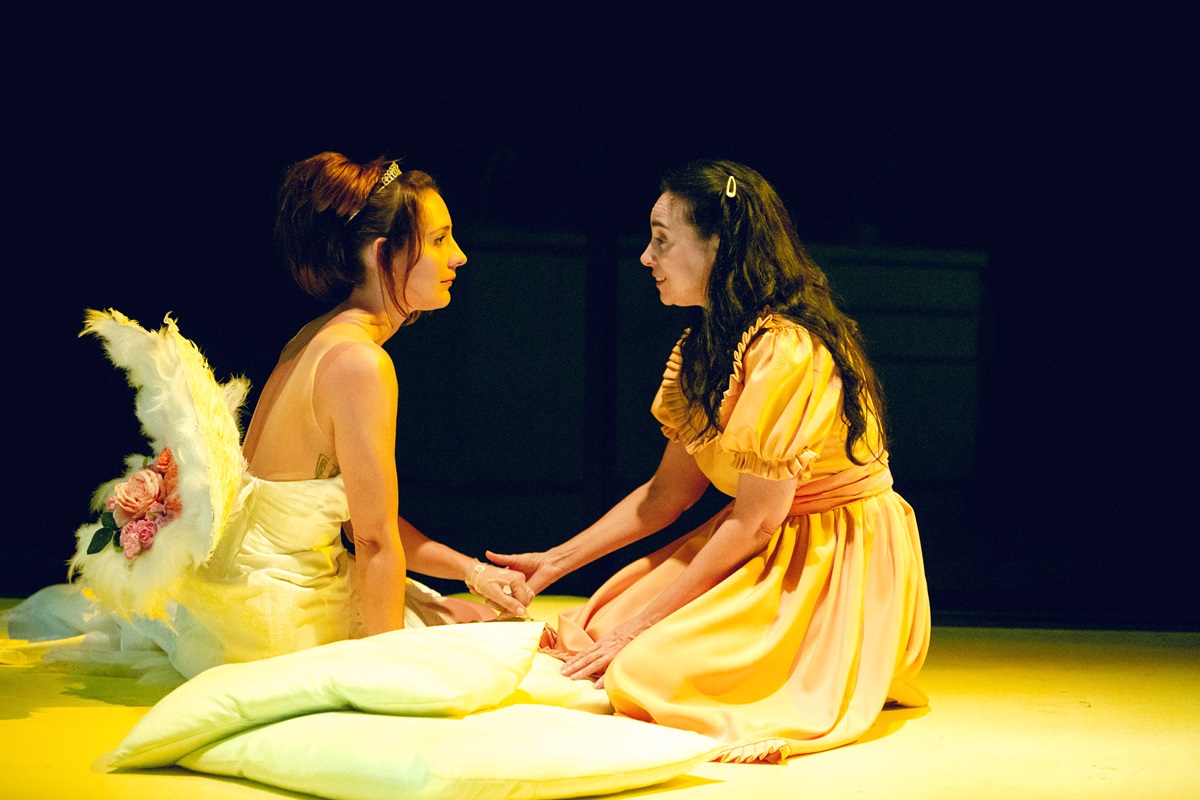 Marta Velilla y Denise Despeyroux, en una escena de la obra de teatro 'Misericordia'. GERALDINE LELOUTRE