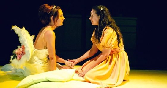 Marta Velilla y Denise Despeyroux, en una escena de la obra de teatro 'Misericordia'. GERALDINE LELOUTRE