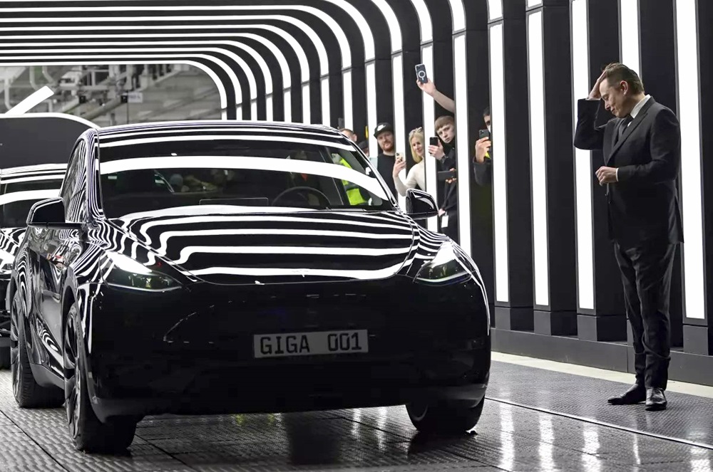 Elon Musk , en la fábrica Tesla Berlín-Brandenburgo, en Alemania, en 2022. POOL/PATRICK PLEUL 