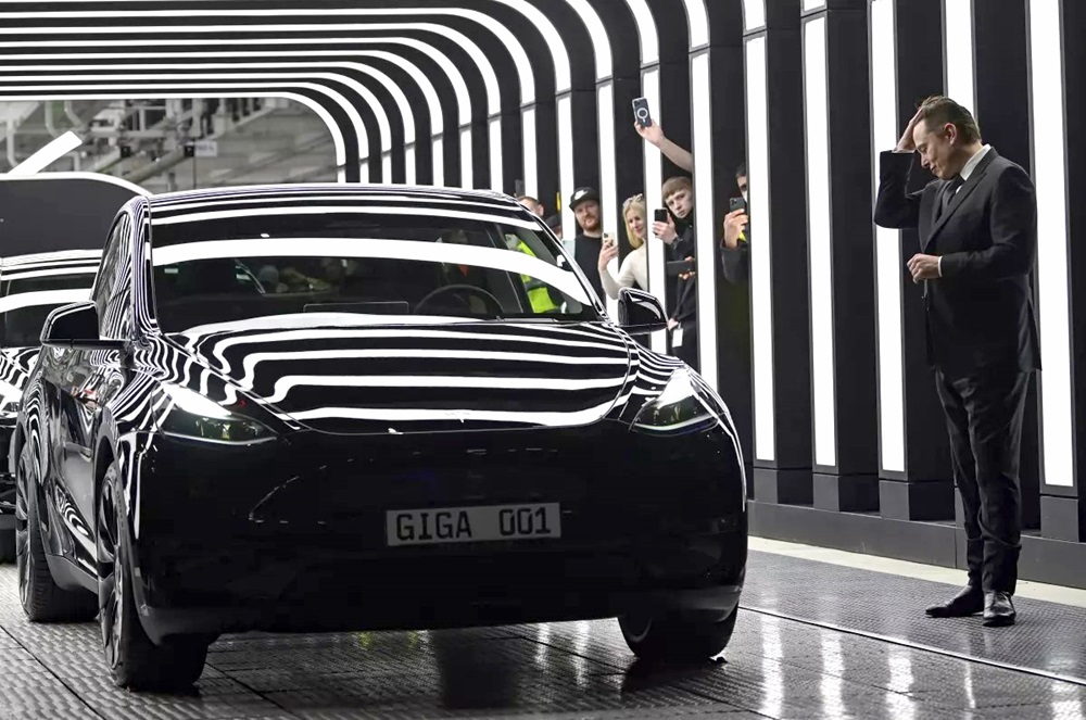 Elon Musk , en la fábrica Tesla Berlín-Brandenburgo, en Alemania, en 2022. POOL/PATRICK PLEUL Elon Musk , en la fábrica Tesla Berlín-Brandenburgo, en Alemania, en 2022. POOL/PATRICK PLEUL