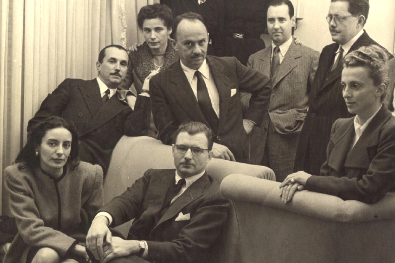 Enrique Pichón Rivière (izquierda) y Alberto Tallaferro (sentado), con otros psicoanalistas argentinos, en Río de Janeiro, 1945. APA