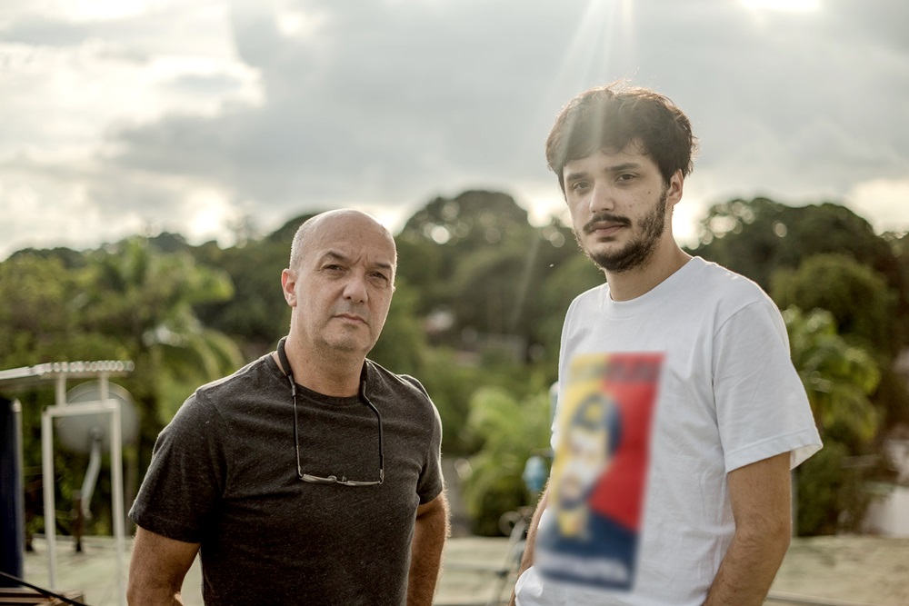 Iván Simonovis, con su hijo, director de 'La prisión de mi padre'. DECKERT 