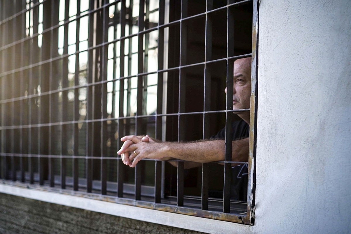 El policía venezolano Iván Sinomovis, en el documental 'La prisión de mi padre'. DECKERT